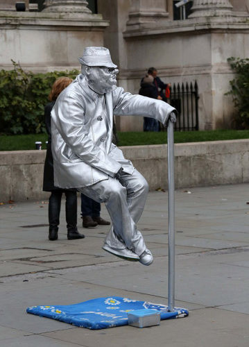 这座活体雕塑两脚离地（网页截图）。来源：国际在线。