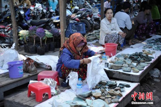 缅甸最大玉石交易市场场景