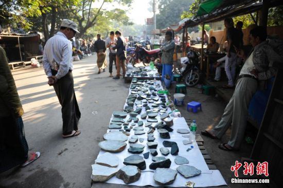 缅甸最大玉石交易市场场景