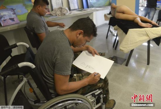 哥伦比亚受害士兵康复治疗:接受人体素描绘画