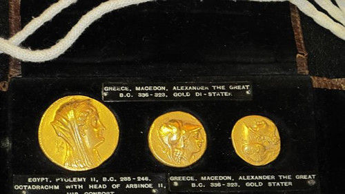 其中的12枚羅馬金幣與40枚希臘銀幣被放在三個帶有玻璃面的木匣子裡，另外3枚希臘金幣則被放在了一個皮口袋中。