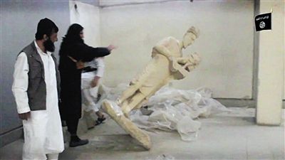 2月26日，“伊斯兰国”发布视频，显示武装分子疯狂破坏摩苏尔博物馆内的文物，大量雕像被推倒破坏。