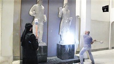 2月26日，“伊斯兰国”发布视频，显示武装分子疯狂破坏摩苏尔博物馆内的文物，大量雕像被推倒破坏。