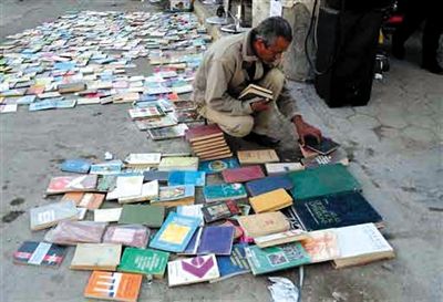 【摩苏尔图书馆】 2015年1月，“伊斯兰国”武装人员占据了摩苏尔图书馆，2000多册书被烧毁，这些图书的内容涉及教育、科学、青少年读物、诗集、哲学等。