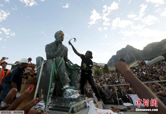 开普敦大学殖民者雕像遭抗议被移除