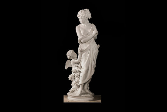 维纳斯和丘比特，意大利，巴斯奎拉·罗马内里，1812-1887，白色大理石，底座是一个螺旋形带白色纹理的绿色大理石柱。估价6万到8万英镑，苏富比供图。