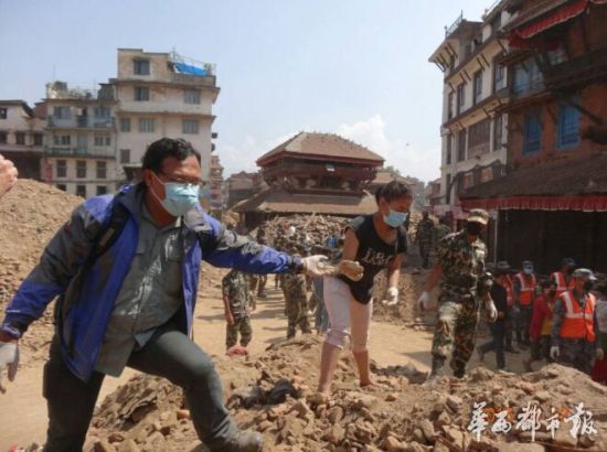 5月2日，尼泊尔老皇宫附近的杜巴广场上，军人、志愿者组成的过百人文物抢救者，排成多个队，徒手从倒塌的寺庙废墟上扒出文物，接力传到安全处堆起来。