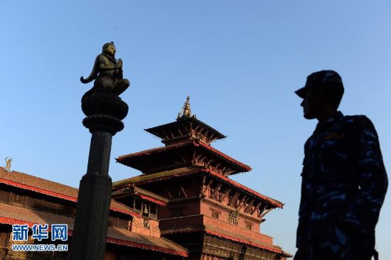 5月4日，一名士兵在尼泊尔帕坦杜巴广场守护。