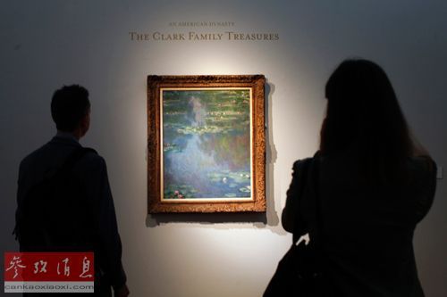 2014年5月2日，在美国纽约举行的苏富比拍卖会预展上，人们欣赏法国印象派大师莫奈的名作《睡莲》系列画作之一。（资料图片）