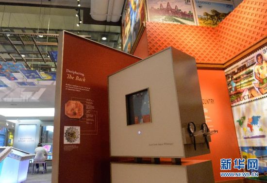 6月5日在美国首都华盛顿的国家邮政博物馆拍摄的“英属圭亚那一分洋红”邮票展板。 