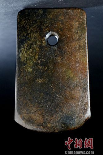 新石器時代玉斧，為史前重要文物，其光澤度、雕琢方法、圓孔對鑽等均與台北故宮及大陸國博館藏一級文物極相似。