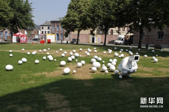 这是7月3日在比利时蒙斯市“老屠宰场”艺术中心拍摄的中国当代艺术家林天苗的作品《诞》。 
