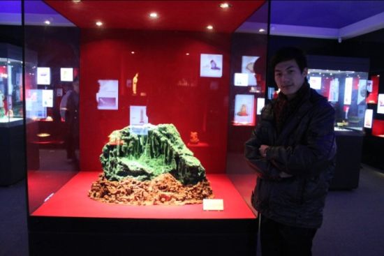 作者潘才岳在廣東省博物館·玉石館參觀