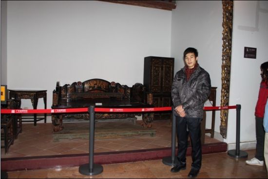 作者潘才岳在廣東省博物館參觀古董家具