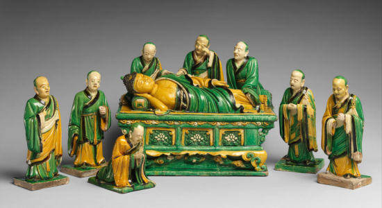 該素三彩雕瓷再現了二千五百多年前佛陀涅槃時的場景。