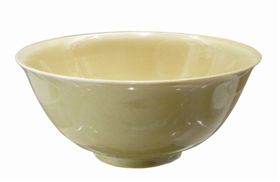 圖1 廣東省博物館藏“大明弘治年制”款黃釉碗