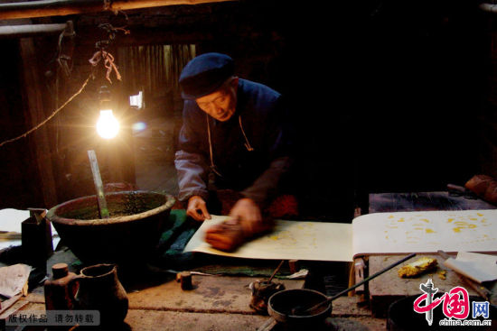 湖南隆回滩头镇的老人印制年画。中国网图片库吕建设