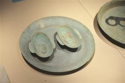 六朝博物館中的青銅耳杯。揚子晚報記者 劉瀏 攝
