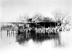 上世纪30年代拍摄的庞莱臣私家园林宜园——庞莱臣珍藏书画的虚斋就在地处南浔古镇的宜园，该园毁于战火，后遂荒芜