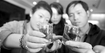 泡酒精识红木