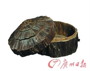 中国嘉德拍品：清 沉香木 （一盒）。