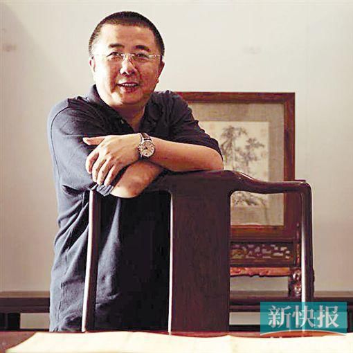 简介 刘憬坤 中国古典红木家具设计师、鉴赏家、文房文玩收藏家、木雕艺术家。