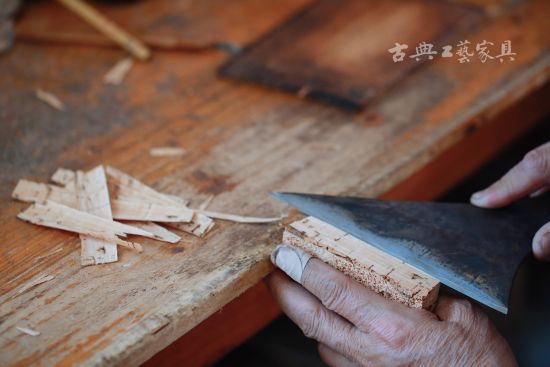 吴芝生用“大刀”将栓树块削成薄木片