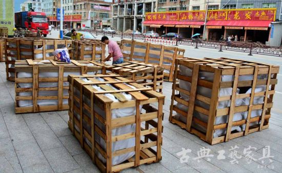 最近两个月，仙游市场上订木箱的工人都忙得不可开交。（摄影：林明海）