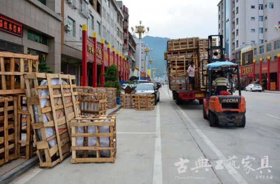 最近两个月，仙游市场上订木箱的工人都忙得不可开交。（摄影：林明海）