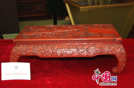 民间国宝“明剔红山水戏剧人物故事桌”（苏娜摄影）