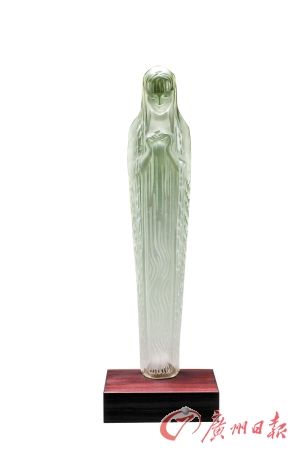 玻璃艺术大师雷内・拉力克的作品《阿丽娜》，她的表情娴静、安逸，又带有一丝神秘的微笑，全身的线条流畅非常，手法细腻，充分体现了创作者高超的技艺。他的作品曾经入藏许多国家的博物馆，但在中国内地绝对是全新的