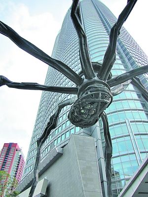 伫立在东京六本木的路易斯·布尔乔亚代表作《蜘蛛》