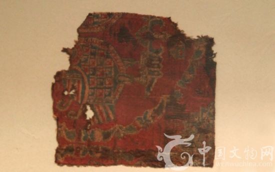 丝绸之路文物——红地对鸟纹锦,此为唐朝文物,现由中国丝绸博物馆收藏。