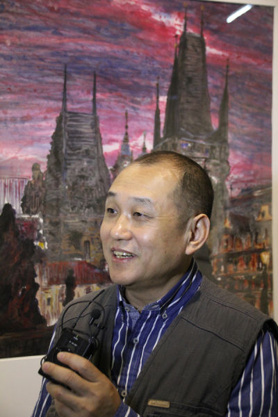 艺术家聂危谷在接受媒体采访