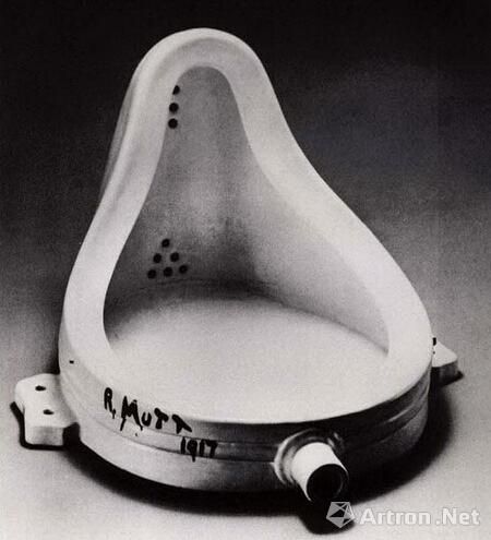 马塞尔·杜尚(Marcel Duchamp)《泉》(陶瓷)61x48x900px，创作于1917年，复制于1964年。