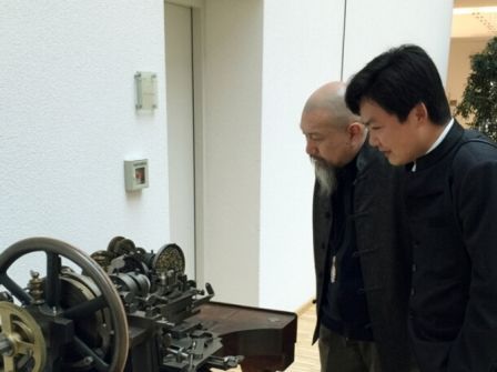 王金忠与师傅吴德昇大师参观欧洲钟表制造博物馆