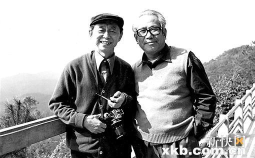 ■1979年,陈大羽(右)与黄永玉在广州白云山合影。