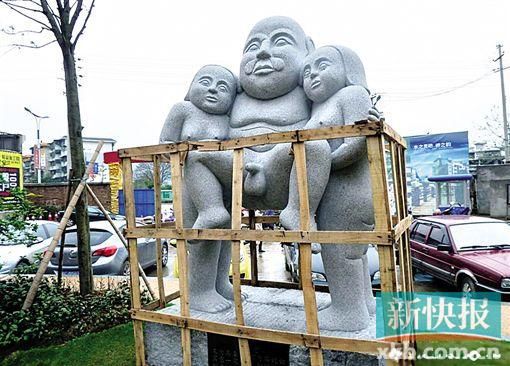 引起争议的广西桂林“扶老”雕塑