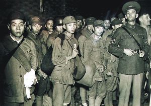 1937年10月31日，淞沪会战期间八百孤军撤出四行仓库，由海岚·里昂（Hyland Lyon）拍摄。