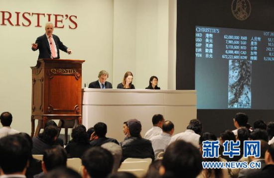11月30日，拍卖会上正在拍卖傅抱石的画作《琵琶行》。(新华社记者 宋振平 摄)