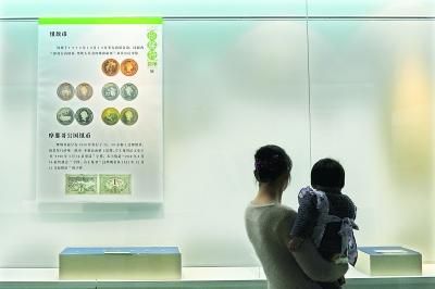 許多市民慕名而來，欣賞武漢市博物館裡展出的珍稀貨幣記者彭年攝