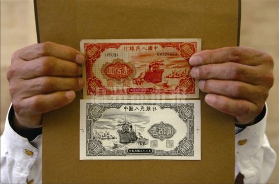 鄭先生展示他收藏的一張面值為100元的第一套“人民幣”(上)和這張人民幣正面的部分設計稿(下)。見習記者黃攀/攝