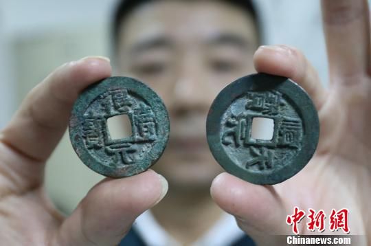 图为唐代钱币“得壹元宝背四月”（左）和“顺天元宝”（右）。杨正华　摄