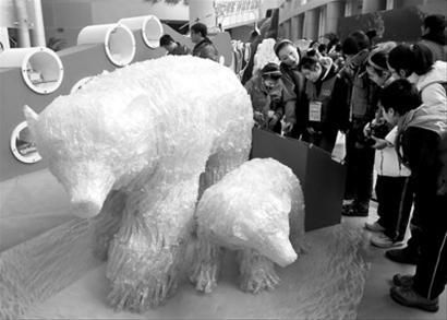 环保创意作品:废瓶子做北极熊_其他藏品