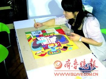 24日,“金镶玉”农民画制作师傅正在给画作上色