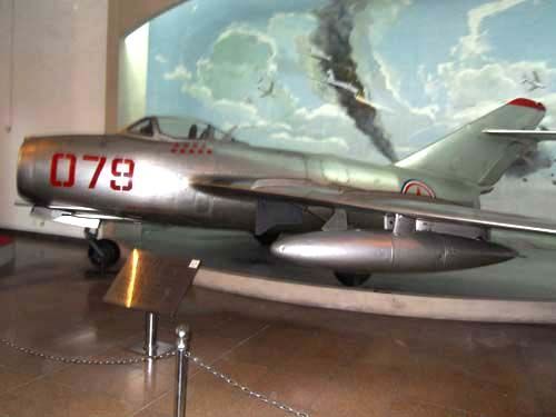 陳列在軍事博物館的王海駕駛的塗有九顆紅星的飛機
