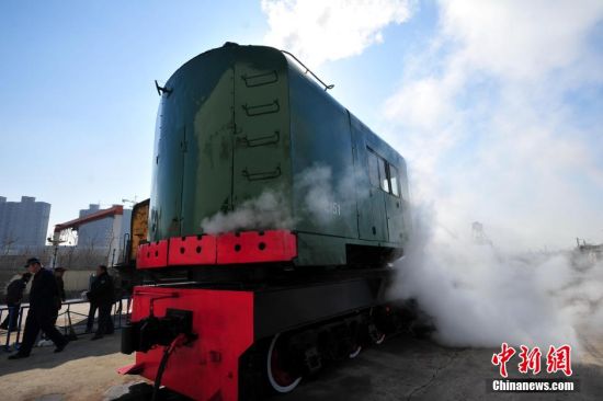 2月20日，火車司機登上“古董級”火車——Z151型蒸汽​​抓斗吊車。