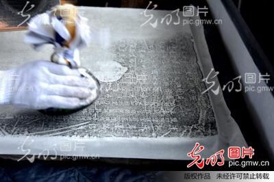 2015年5月拍攝於甘肅省華亭縣博物館。文物專家製作碑刻拓片。