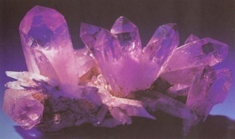 优质紫水晶晶簇，无论是狭义概念或广义概念，紫水晶都是最常见的宝石