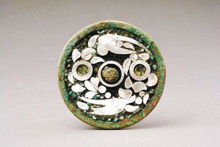 唐代镶绿松石螺钿鹦鹉纹铜镜